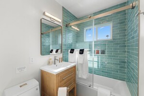 Hair dryer, towels, soap, shampoo - Pacific Tides 8 - Pacific Beach Coastal Studio w/ AC and Parking - Walk To Beach (San Diego)