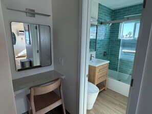 Een haardroger, handdoeken, zeep, shampoo