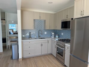 Een koelkast, een microgolfoven, een oven, een kookplaat