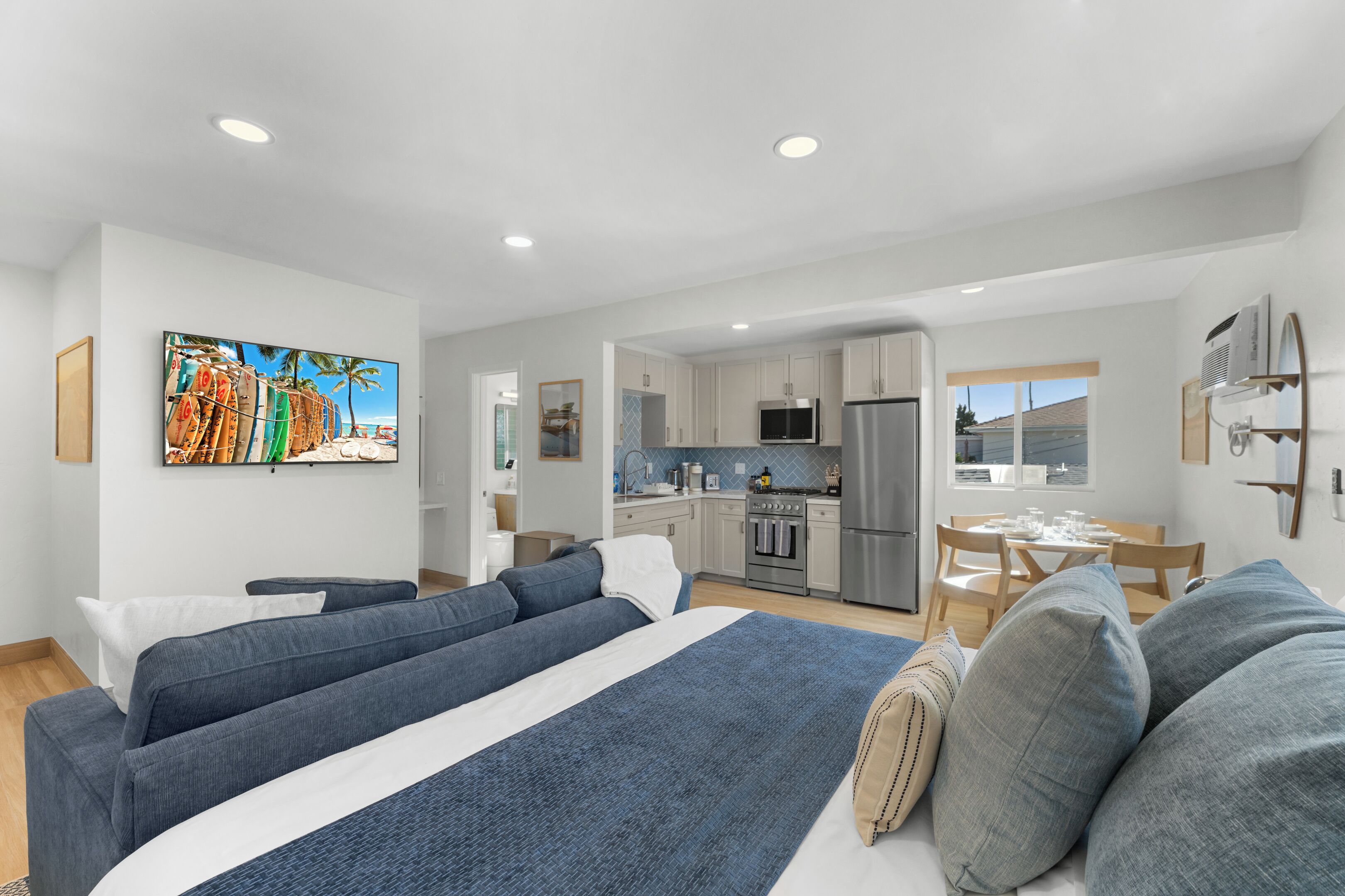 Skrivebord, strykejern/-brett, reiseseng for barn og wi-fi (inkludert)