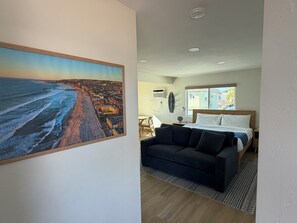 Een bureau, een strijkplank/strijkijzer, reisbedje, gratis wifi