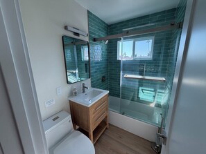 Secadora de cabello, toallas, jabón, shampoo 