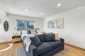 1 bedroom, desk, iron/ironing board, travel cot - Pacific Tides 8 - Pacific Beach Coastal Studio w/ AC and Parking - Walk To Beach (San Diego)