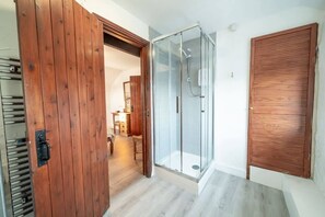 Bruser, hårtørrer, håndklæder, Shampoo