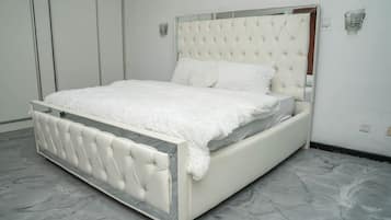 3 bedrooms, iron/ironing board, WiFi, bed sheets