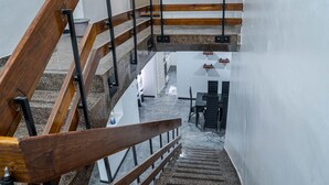 Una escalera de madera con barandillas de metal que conduce a una plataforma.