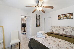 Room - Fabulous 2-bedroom house with AC in Des Moines (Des Moines)