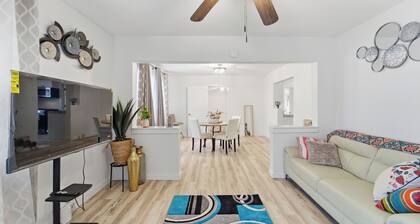 Fabulous 2-bedroom house with AC in Des Moines