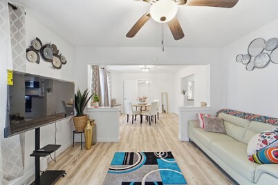 Fabulous 2-bedroom house with AC in Des Moines