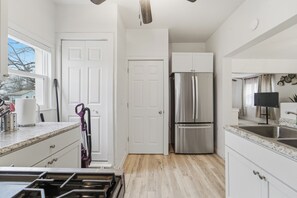 Private kitchen - Fabulous 2-bedroom house with AC in Des Moines (Des Moines)