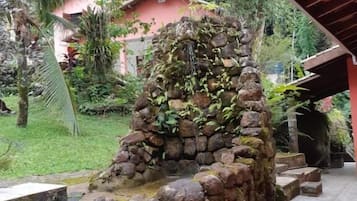 Suite, balcón, vistas al patio | Jardines del alojamiento