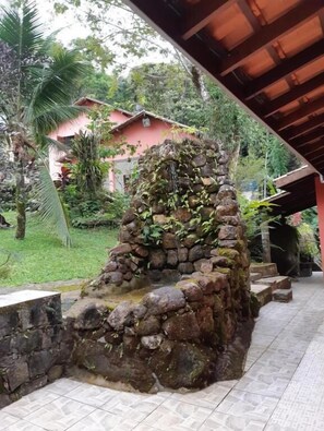 Suite, Balcony, Courtyard View | Property grounds - Chalés Carioca Prumirim Ubatuba  (Ubatuba)