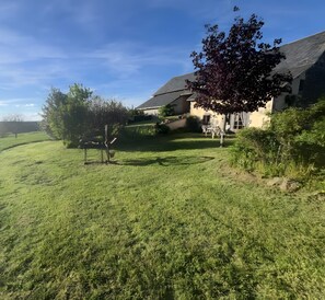 Property grounds - Gîte la Servolle – House with Pool, Near Shops and Attractions (Bourg-Lastic)