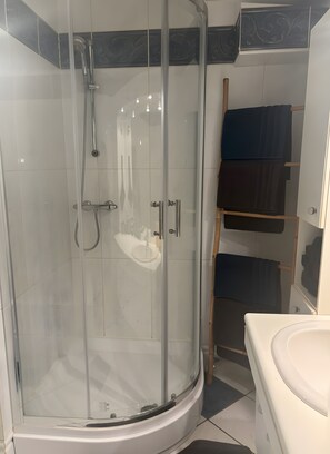 Douche, serviettes fournies