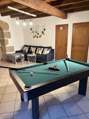 TV - Gîte la Servolle – House with Pool, Near Shops and Attractions (Bourg-Lastic)