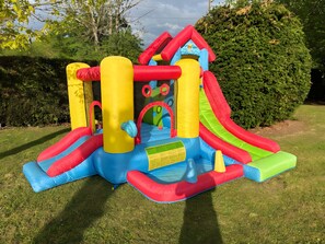 Children’s area - Gîte la Servolle – House with Pool, Near Shops and Attractions (Bourg-Lastic)