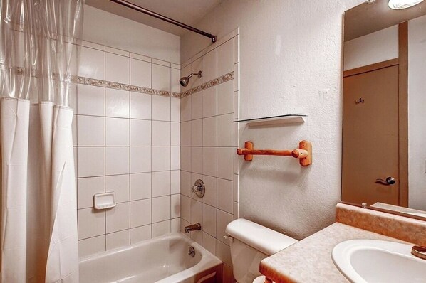 A bathroom with a bathtub, toilet, and sink. - Powder Ridge 208 - close to lifts and town! (Breckenridge)