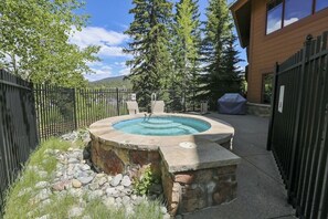 Outdoor spa tub - Mountain Thunder Lodge Condo- next to Gondola and town! (Breckenridge)