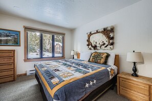 4 bedrooms, iron/ironing board, WiFi, bed sheets - Four O'Clock Lodge Condo- close to lifts and town! (Breckenridge)