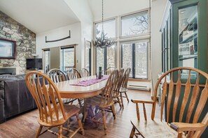 Dining - Four O'Clock Lodge Condo- close to lifts and town! (Breckenridge)