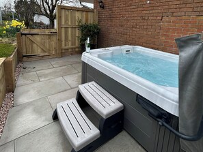Cottage | Outdoor spa tub - Shamrock (Exeter)
