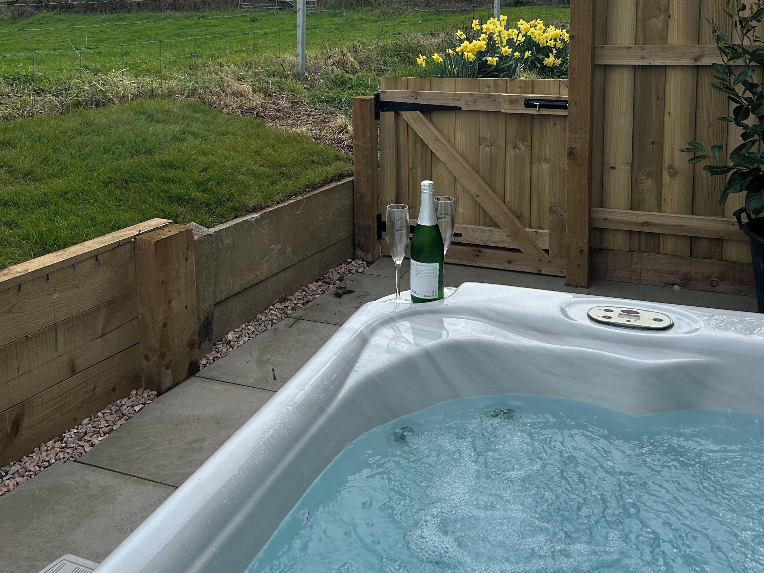 Cottage | Outdoor spa tub