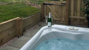 Cottage | Outdoor spa tub