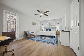 Iron/ironing board, WiFi, bed sheets - Fantastic 3BR House with Patio + Sunroom + Grill (Lawrenceville)