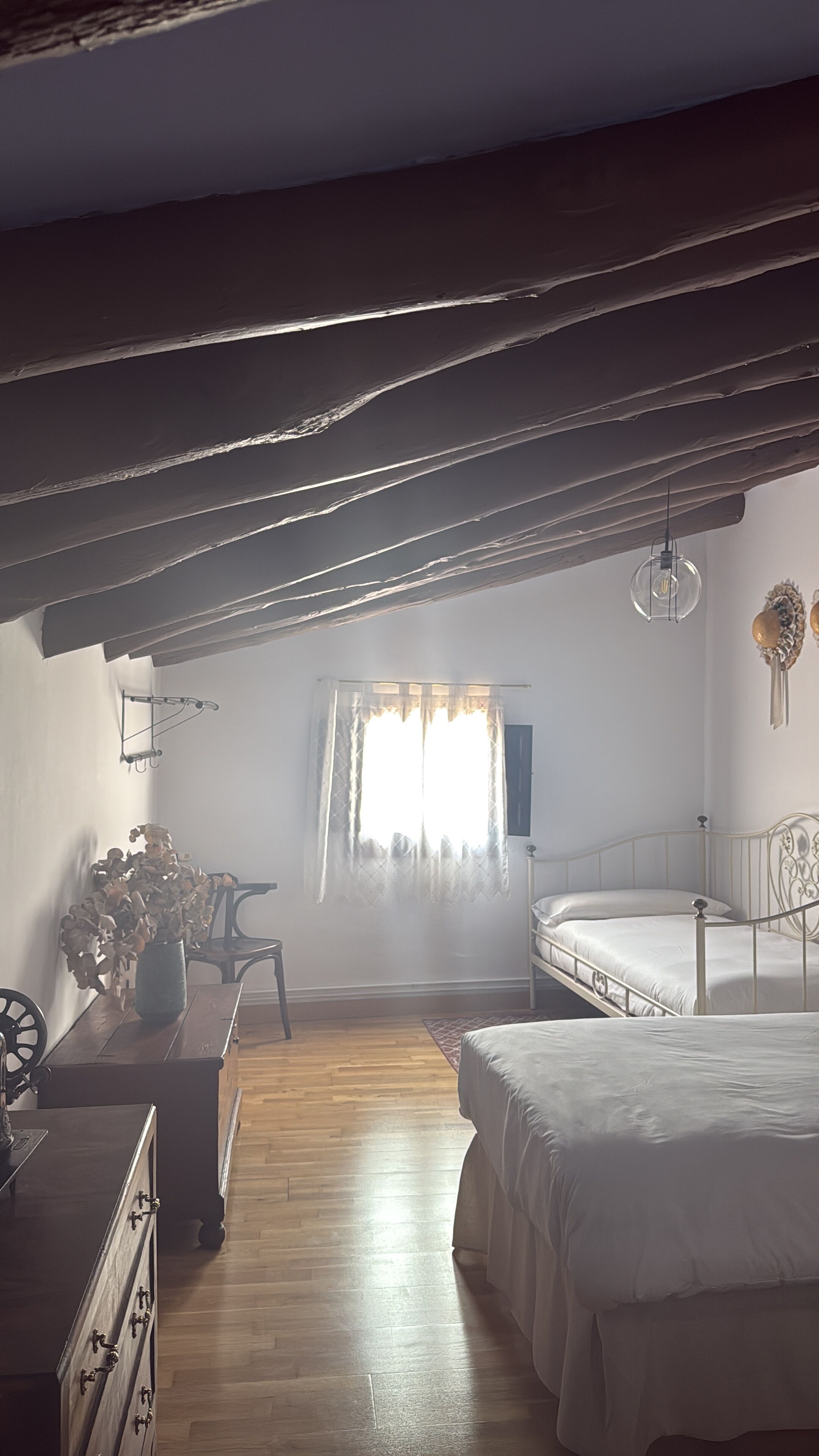 5 slaapkamers, een strijkplank/strijkijzer, wifi, beddengoed