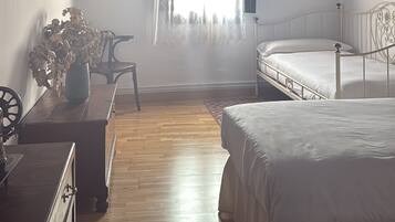 5 slaapkamers, een strijkplank/strijkijzer, wifi, beddengoed
