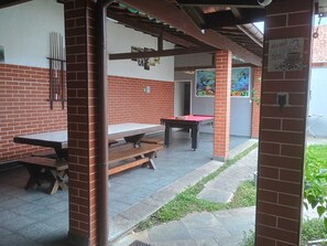 Fridge, oven, cookware/dishes/utensils - HOSPEDAGEM REAL BEACH HOUSE (Praia Grande)