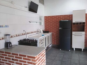 Fridge, oven, cookware/dishes/utensils - HOSPEDAGEM REAL BEACH HOUSE (Praia Grande)