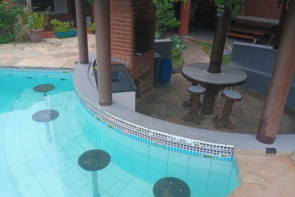 Swim-up bar