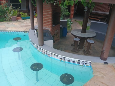 Bar en la piscina. HOSPEDAGEM REAL BEACH HOUSE