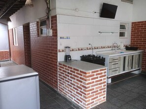 Fridge, oven, cookware/dishes/utensils - HOSPEDAGEM REAL BEACH HOUSE (Praia Grande)