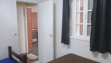 Chambre Quadruple Standard, vue cour intérieure | Wi-Fi gratuit