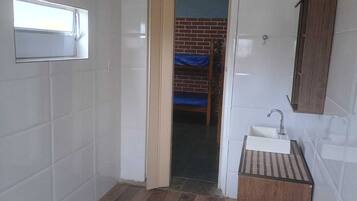 Familien-Suite, Gartenblick | Badezimmer | Dusche, Toilettenpapier