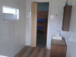 Suíte família, vista para o jardim | Banheiro | Chuveiro, papel higiênico