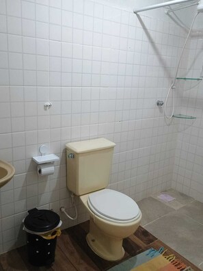 Chambre Quadruple Standard, vue cour intérieure | Salle de bain | Douche, papier toilette