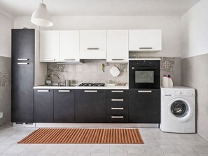 Fridge, oven, dishwasher, cookware/dishes/utensils - Etrusco Apartment by Interhome (Arezzo)