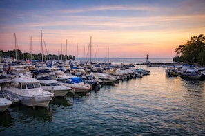 Marina - New Listing!  Spacious 3-bedroom Penthouse Condo @ Geneva On The Lake. (Geneva)