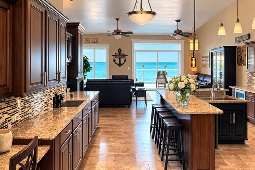 New Listing!  Spacious 3-bedroom Penthouse Condo @ Geneva On The Lake.