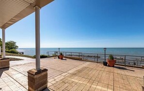 Terrace/patio - New Listing!  Spacious 3-bedroom Penthouse Condo @ Geneva On The Lake. (Geneva)