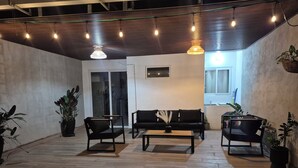A modern indoor space with a wooden ceiling, black sofas, and potted plants. - "Casa Mia" in San Miguel with all the amenities for a peaceful and pleasant stay (San Miguel)