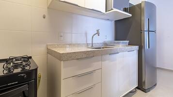 Apartament | Cuina privada | Torradora, liquadora i utensilis de cuina, vaixella i coberteria