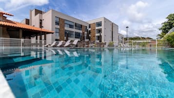 Lägenhet | Pool | Utomhuspool och solstolar