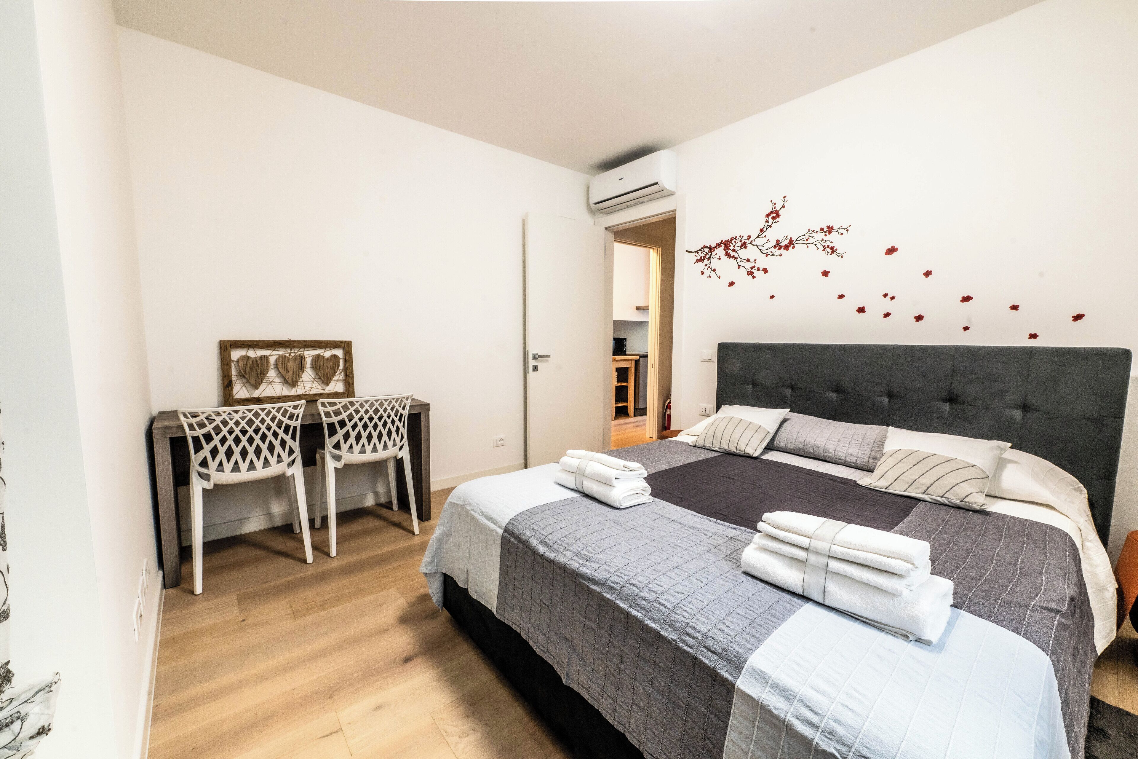 Une chambre à coucher avec un lit, un bureau et des chaises.