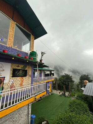 Unclassified image, 4 of 7, button - The Backpacker Storey (Bir)