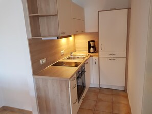 Kühlschrank, Ofen, Wasserkocher mit Kaffee-/Teezubehör, Toaster