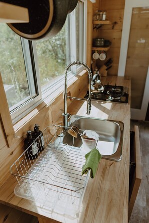 Réfrigérateur, cafetière-théière, bouilloire électrique